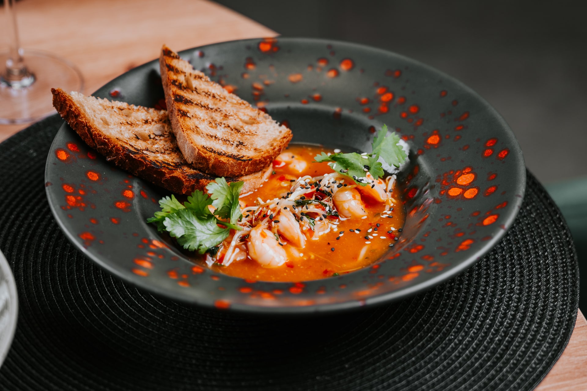 Fotografia jedla Grilované krevety v sladko – pikantnej omáčke, mungo klíčky, koriander