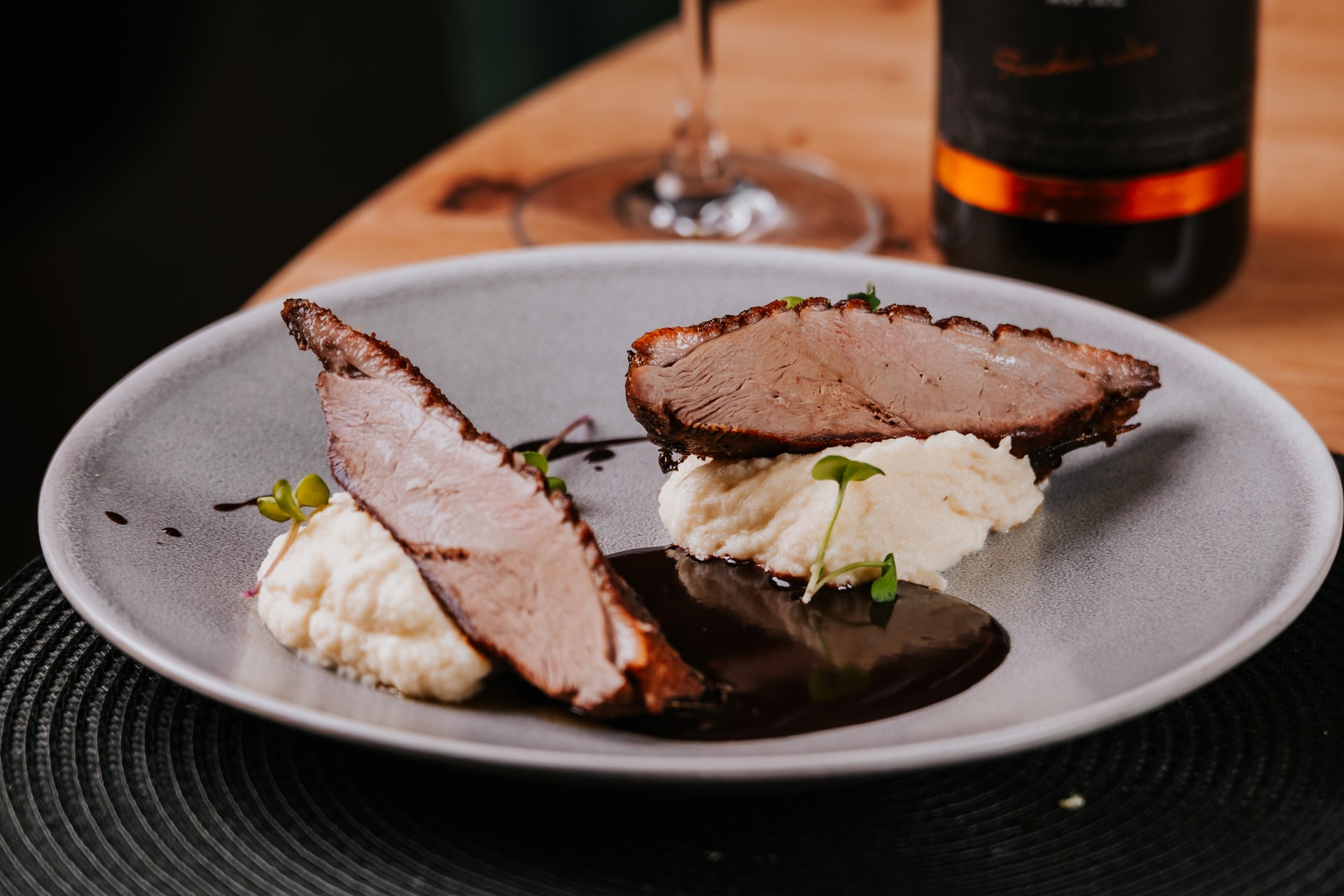 fotografia jedla konfitované kačacie prsia